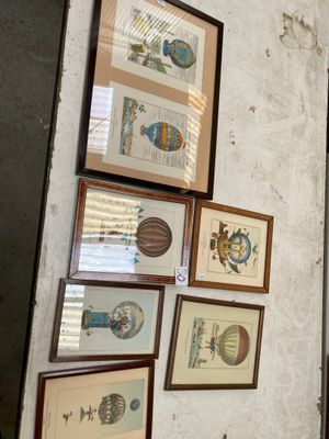 de nombreuses photos encadrées sur le mur de cette pièce