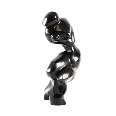 statue d'un homme tenant un bébé dans ses bras, sur fond blanc