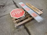 un panneau « Stop » renversé posé sur une palette