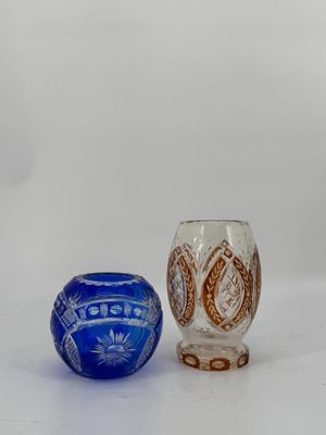 une paire de vases en verre bleu et blanc posés sur une surface blanche