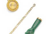 une montre en or et un gant vert attachés à une chaîne
