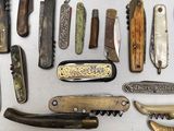 de nombreux types de couteaux différents et des couteaux sur la table