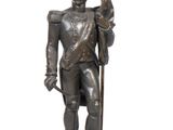 statue en bronze représentant un homme tenant un bâton et une épée