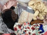 une pile de vêtements posée sur un lit