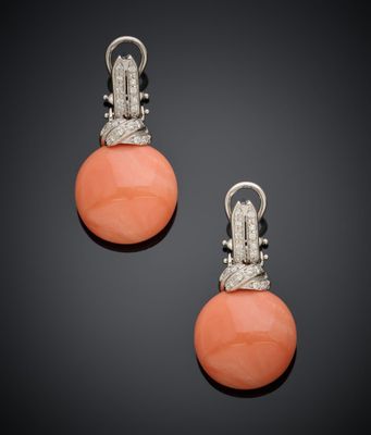 une paire de boucles d'oreilles en corail et diamants