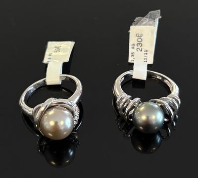 deux bagues ornées de perles et de diamants sur un fond noir