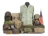 une tenue, un casque et d'autres objets militaires exposés