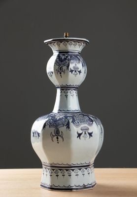 DELFT, dans le goût de. Vase en faïence à décor de lambrequi…
