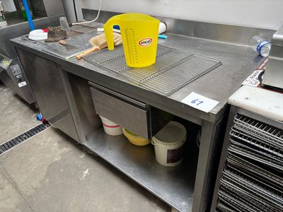 un seau jaune posé sur un plan de travail en inox