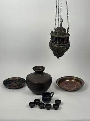 une image représentant un ensemble d'objets, notamment une lampe, un bol et une assiette