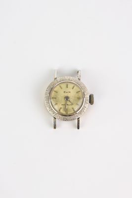 gros plan d'une montre sur une surface blanche