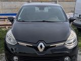 l'avant d'une voiture noire garée sur un parking à côté d'une camionnette blanche