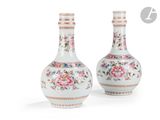 deux vases posés côte à côte sur une surface blanche