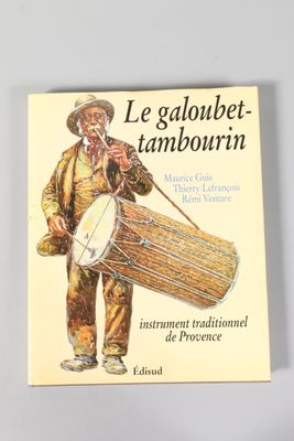 la couverture du livre *Le Galoubett Tambourn*, sur laquelle figure l'image d'un homme tenant