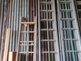 de nombreux types d'échelles différents dans un immeuble