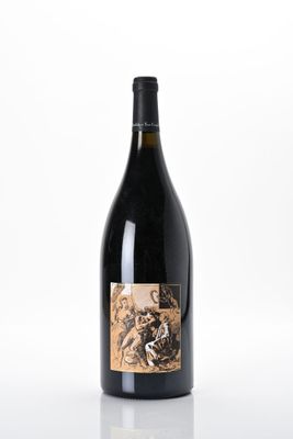 la bouteille de vin est posée sur une surface blanche
