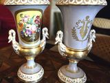 deux vases posés sur une table