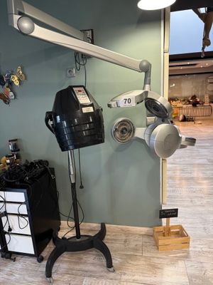 Ensemble de 2 casques dont : - Casque sur pied WELLA type FU… - Photo 1