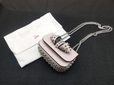 Christian Louboutin MINI SAC modèle Sweet Charity clouté