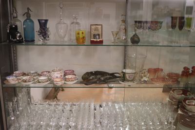 une vitrine contenant de nombreux verres