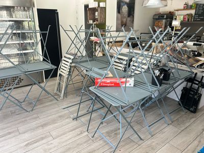 de nombreuses chaises et tables vides dans un magasin