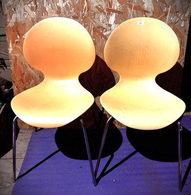 deux chaises posées sur un tapis bleu
