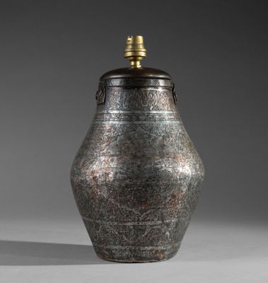Iran, XIXe - XXe siècle Vase en fer à décor gravé de scènes … - Photo 1