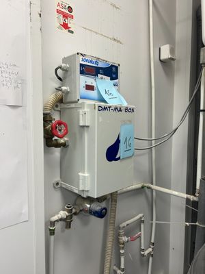 un chauffe-eau fixé au mur dans une pièce
