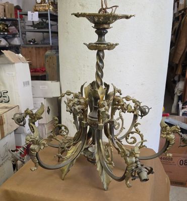un lustre doré posé sur une table