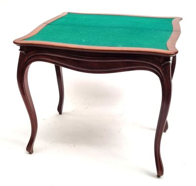 une petite table recouverte d'un napperon vert