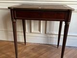 une petite table en bois avec un plateau en marbre, posée sur un parquet en bois massif