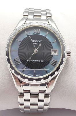 un gros plan d'une montre-bracelet au poignet