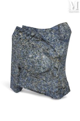 un gros rocher posé sur une surface blanche