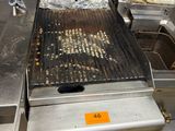 un barbecue sur lequel il y a beaucoup de nourriture