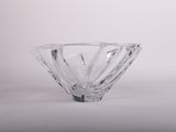 un saladier en verre transparent sur fond blanc, vide