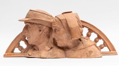 sculpture représentant deux hommes portant chacun un chapeau sur la tête