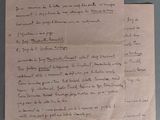 deux feuilles de papier sur lesquelles il y a des inscriptions, posées sur une table
