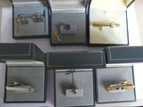 cinq modèles différents de montres-bracelets dans une vitrine