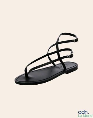 une paire de sandales noires sur fond blanc
