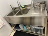 un évier à deux cuves dans une cuisine