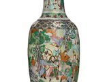 un vase avec un tableau posé sur une table