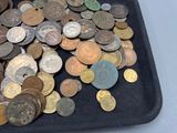 beaucoup de pièces posées sur un plateau posé sur une table