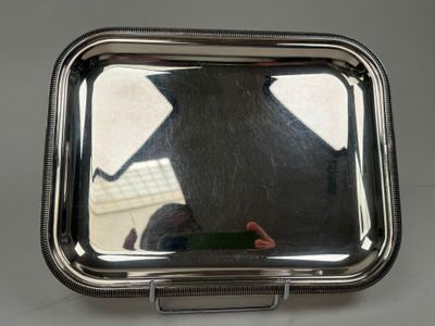 un plateau en argent avec un miroir sur une table