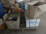 une pile de cartons sur une palette dans un entrepôt