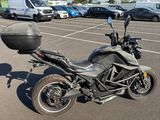 une moto qui est garée dans un parking