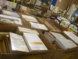 de nombreuses caisses de livres posées sur une table dans une pièce