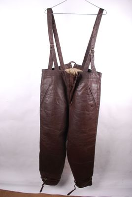 Un pantalon de tankiste hongrois, marquages intérieurs prése…
