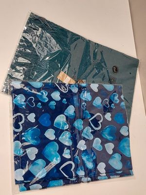 trois morceaux de tissu bleu et blanc posés sur une table