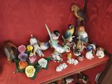 de nombreuses figurines posées sur une étagère dans une pièce