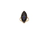 une bague en or ornée d'une pierre noire et bleue au centre